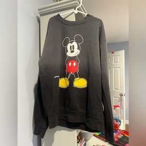 SUPER CUTE Mickey crewneck!! I love it sm but I don’t really wear it out!😅